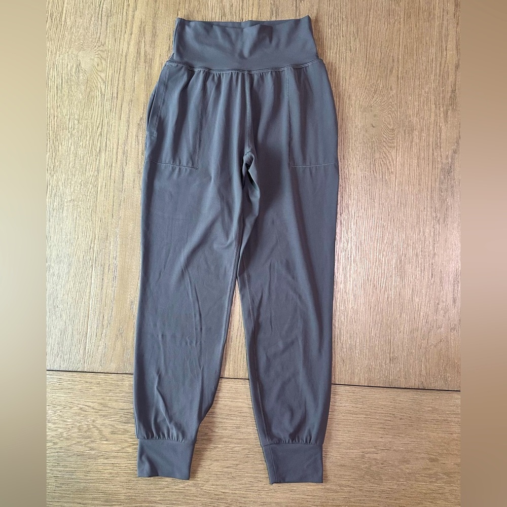 Athleta Salutation High Rise Jogger Size XS Light Gray/Brown